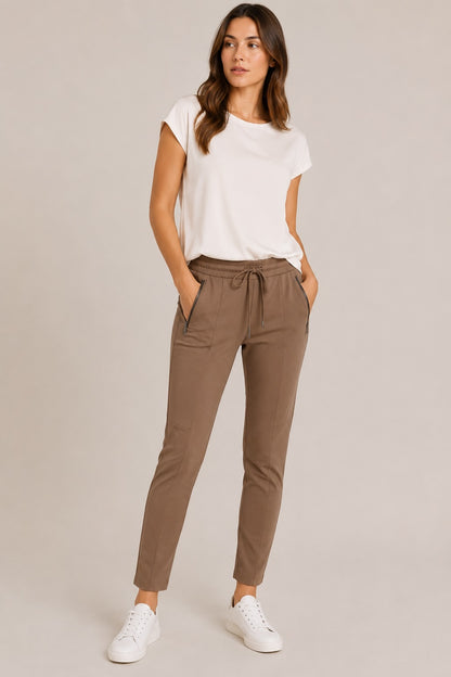 Marc Aurel Damen Jogginghose Nougat Braun Stretch Hose Tapered Fit mit Reißverschlusstaschen
